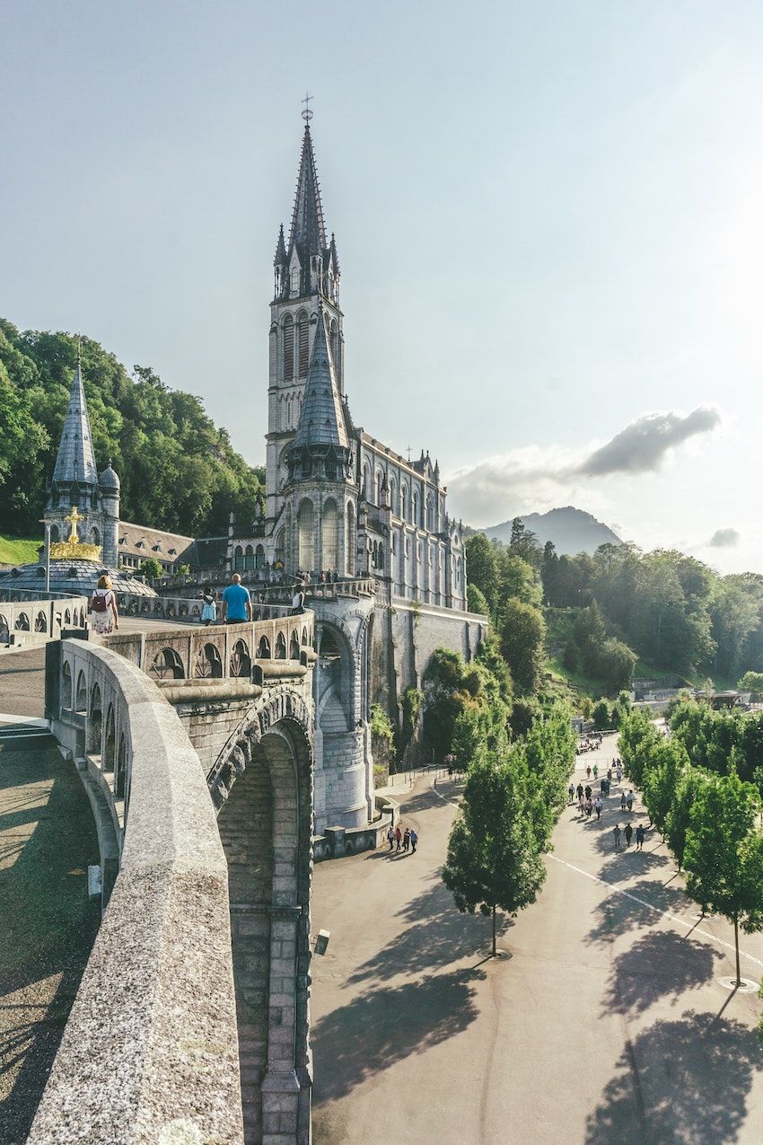 Lourdes: riapre (in parte) il Santuario
