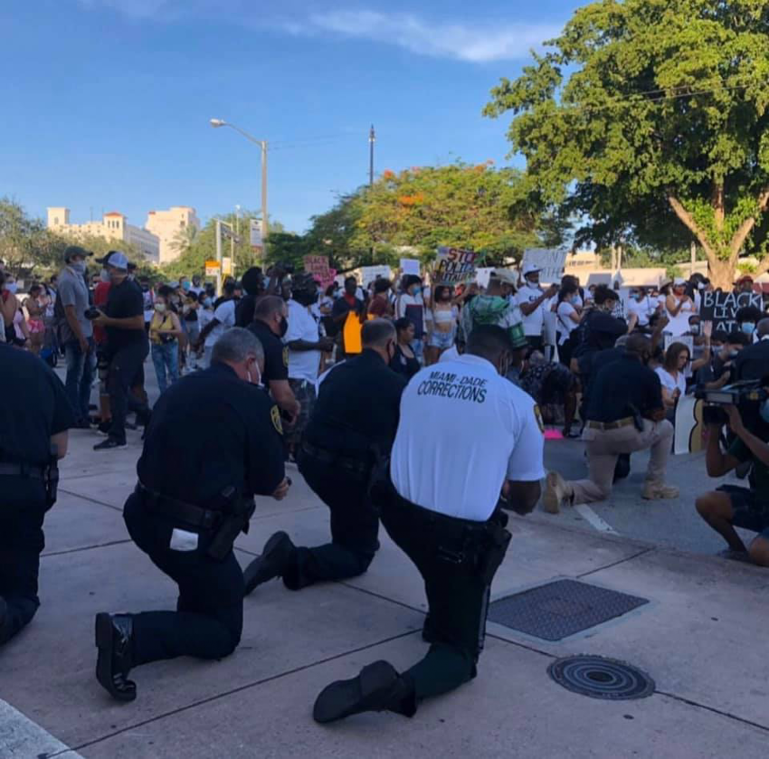George Floyd: polizia e manifestanti pregano insieme a Miami
