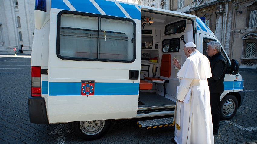 Papa Francesco dona un'ambulanza per i poveri
