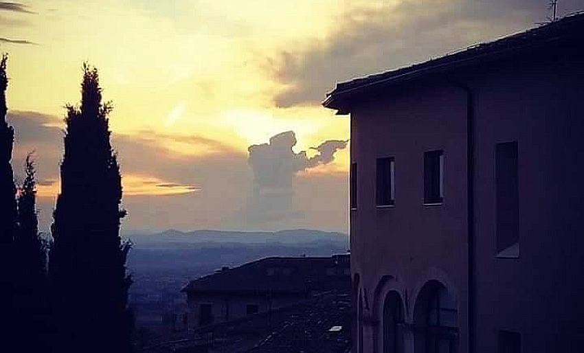 San Francesco sembra apparire nel cielo di Assisi!
