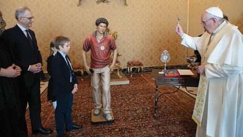 Benedetta da Papa Francesco una Statua di Carlo Acutis