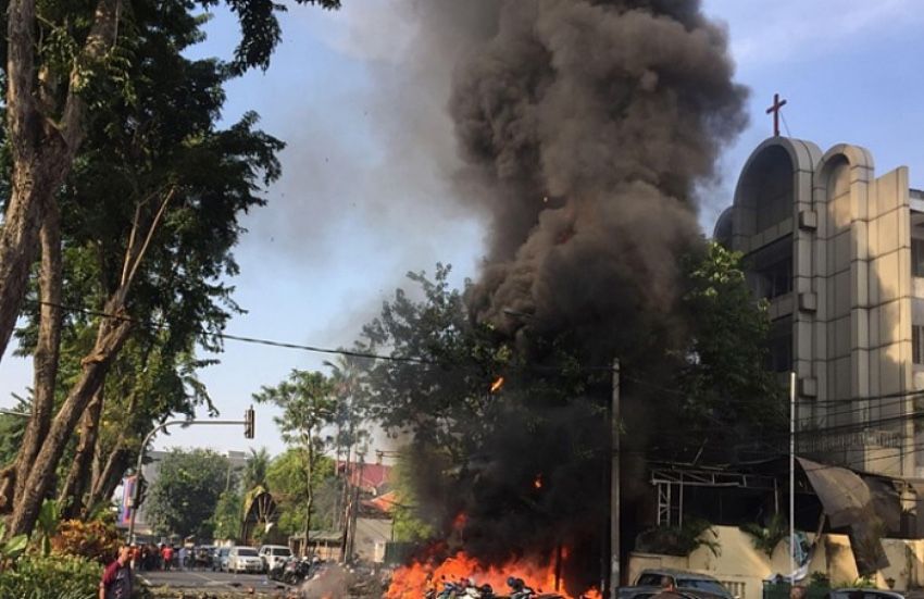 Terrorismo: bombardata una Chiesa in Indonesia la Domenica delle Palme