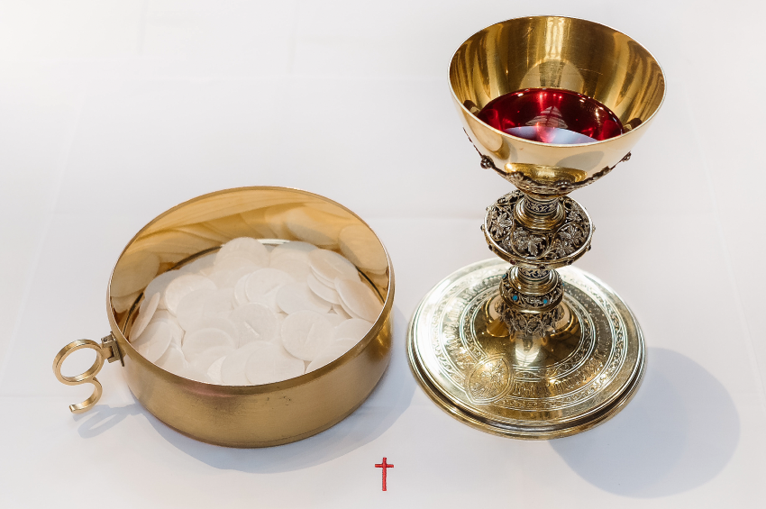Perché il Sacerdote Bacia l'Altare? Ecco 3 Motivi