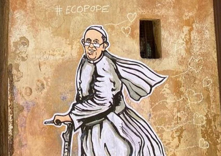 Papa riceve un Monopattino e a Roma spunta un Murale