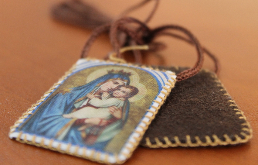 4 Cose sullo Scapolare della Vergine del Carmelo che devi sapere