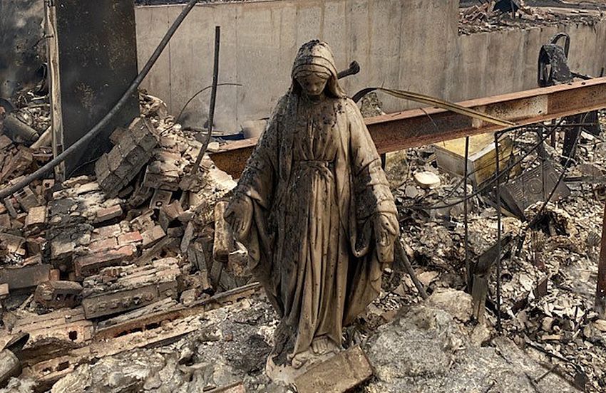 Tra 1.000 Case distrutte dall'Incendio, la Statua della Vergine è rimasta Illesa