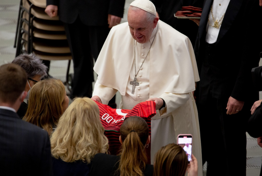 La Mamma di Cristiano Ronaldo ha donato la Maglia del Figlio a Papa Francesco
