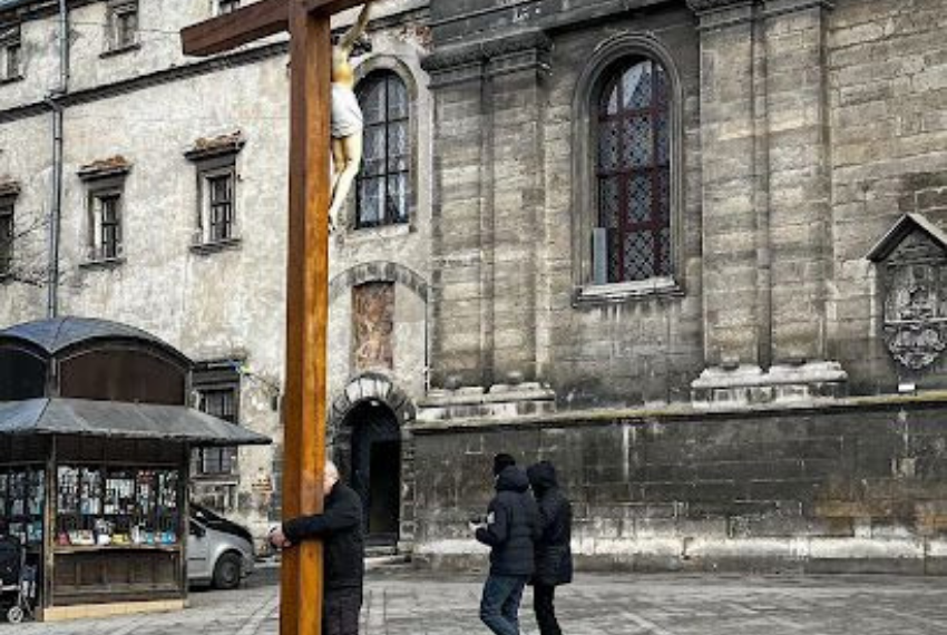 La Toccante Immagine dell'Uomo che abbraccia la Croce in Ucraina