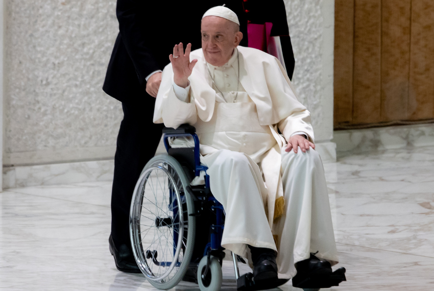 Papa Francesco in sedia a rotelle: "Non temete la vostra vulnerabilità"