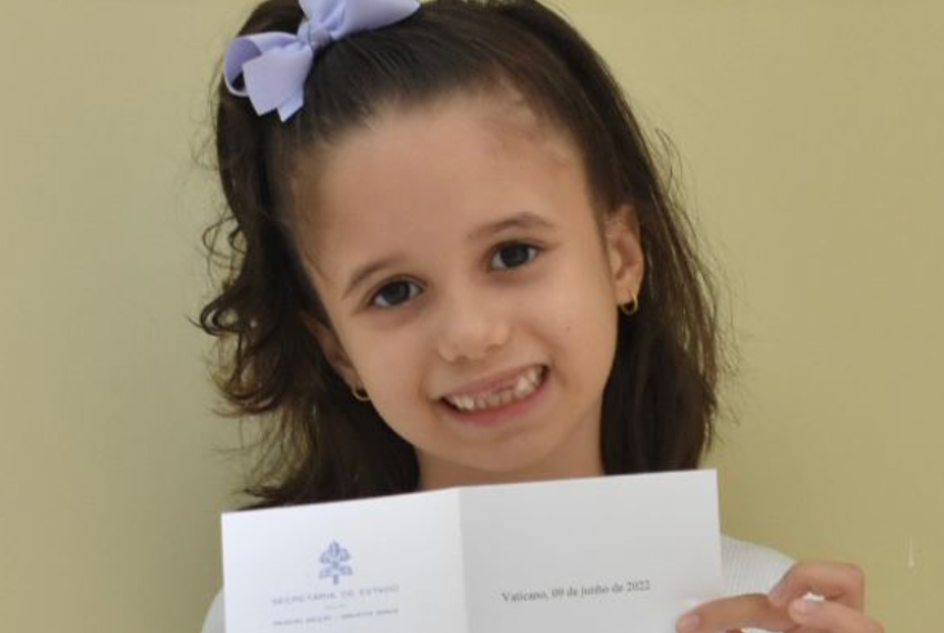 Bimba Brasiliana di 7 anni riceve una Lettera di Papa Francesco