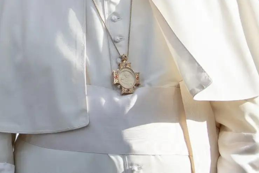 Perché Papa Francesco indossava una Croce Pettorale diversa in Bahrain?