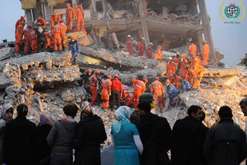 Bimbo Sopravvissuto al Terremoto: "Una persona vestita di Bianco mi ha dato da Mangiare"