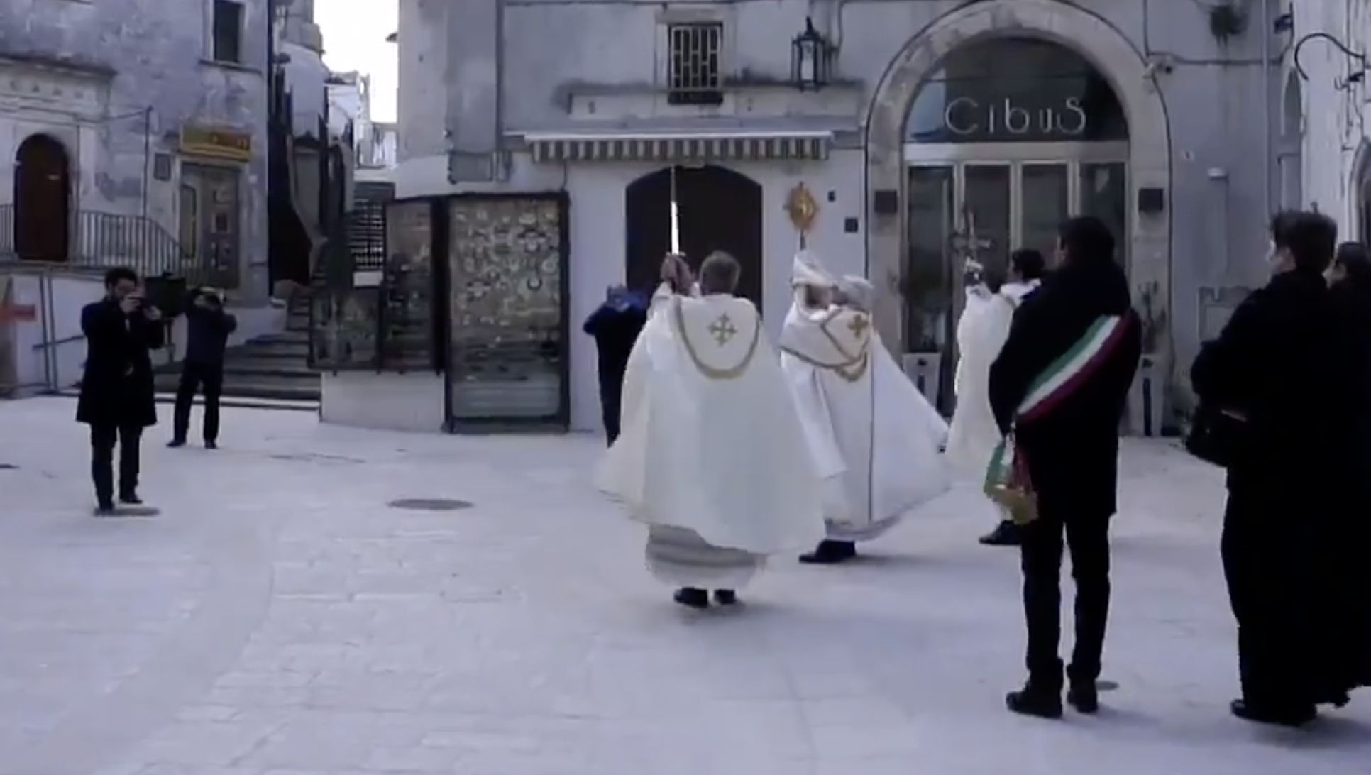 Estratta la spada di San Michele Arcangelo come protezione dal Coronavirus