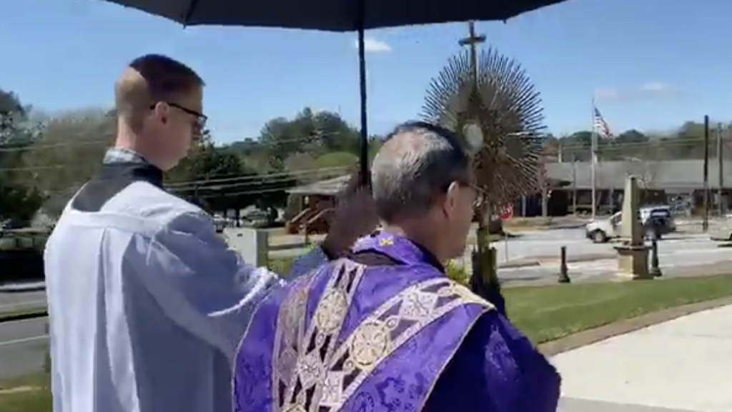 In Georgia il sacerdote conduce oltre 20 processioni eucaristiche