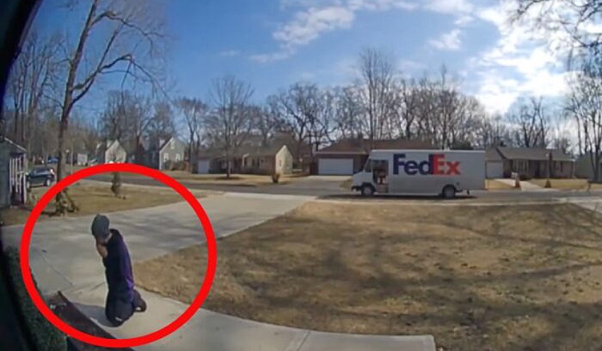 Corriere FedEx prega davanti alla Madonna